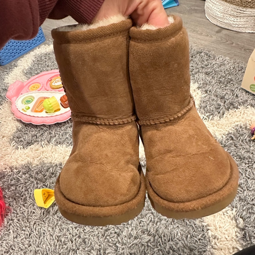Toddler chestnut Uggs size 6